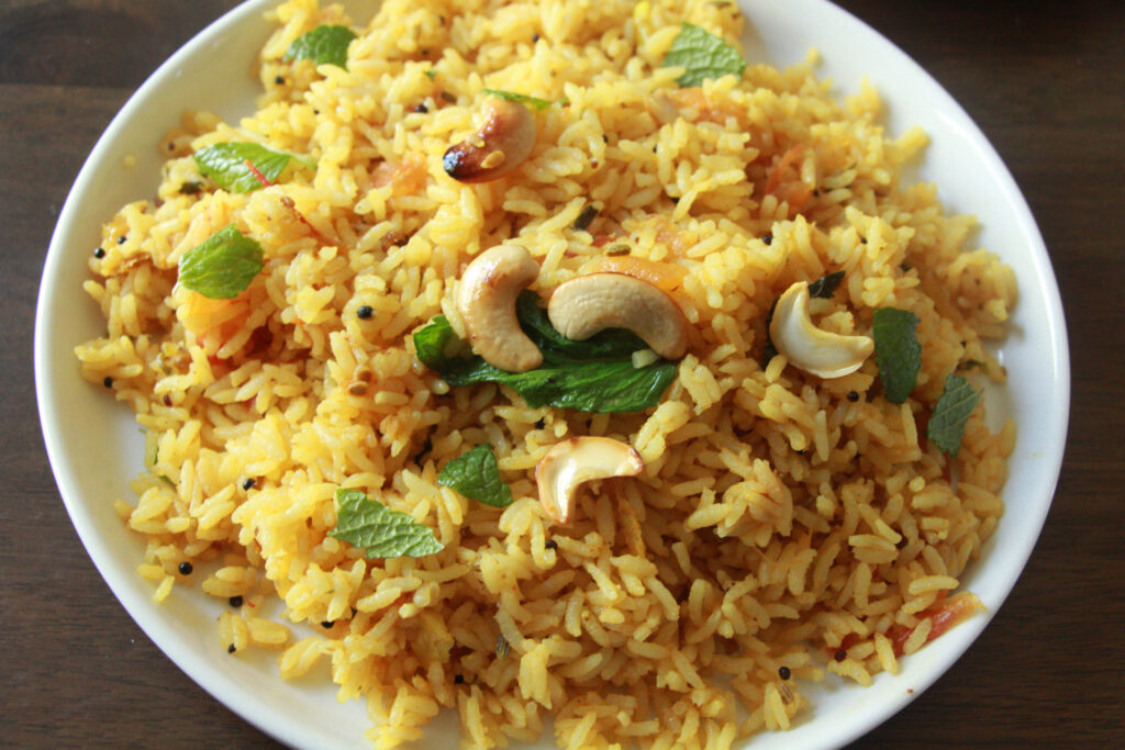 Tomato rice with mint and cashews